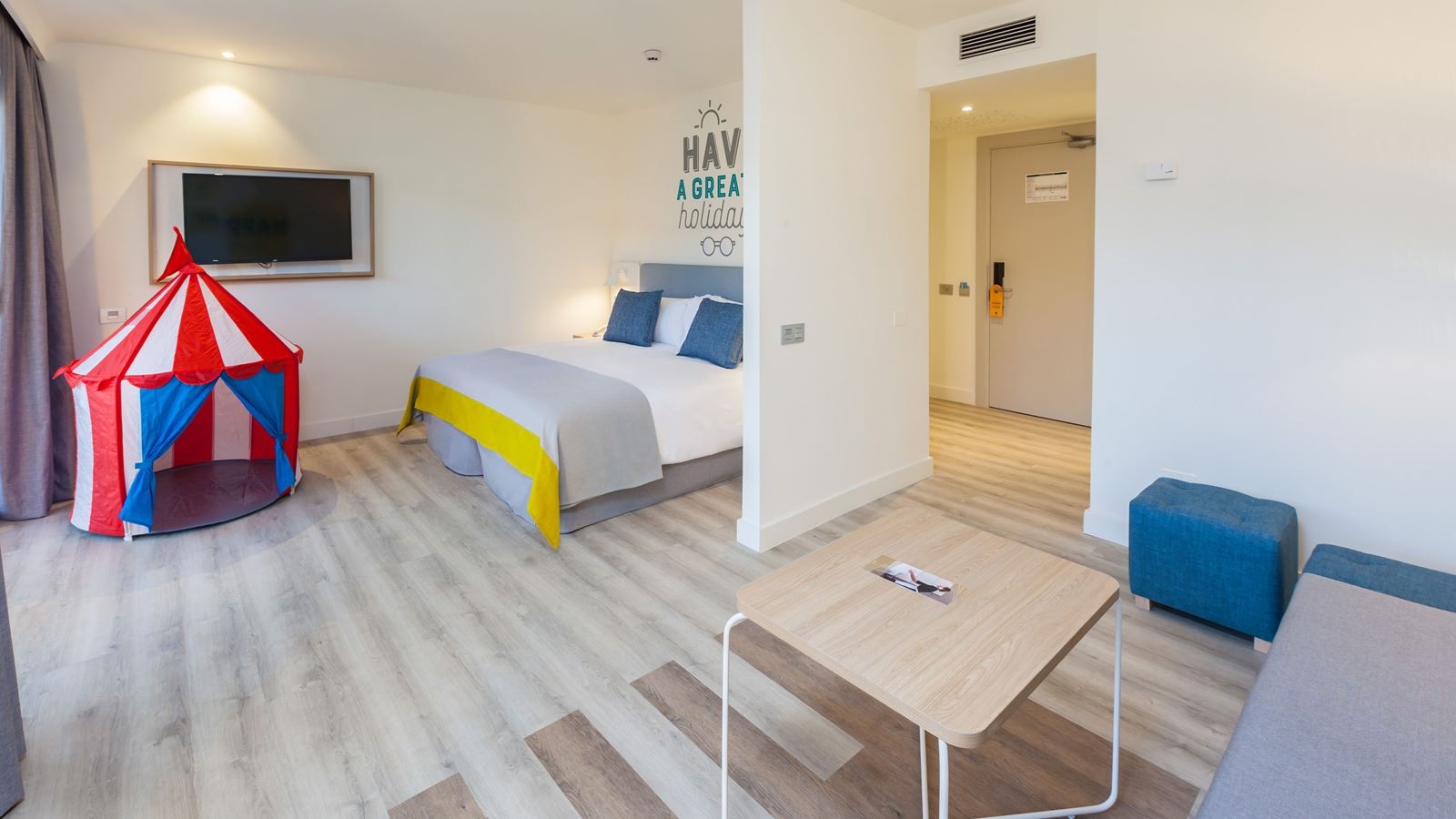 rooms-dfa-family-room-balcony