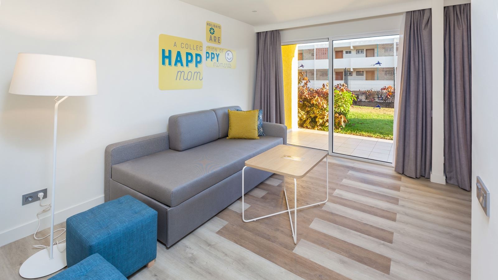 rooms-dfa-family-room-balcony