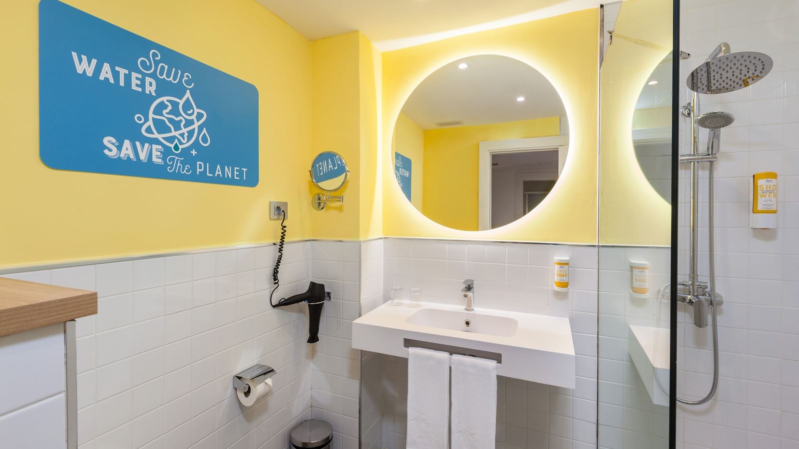 rooms-dfa-family-room-balcony