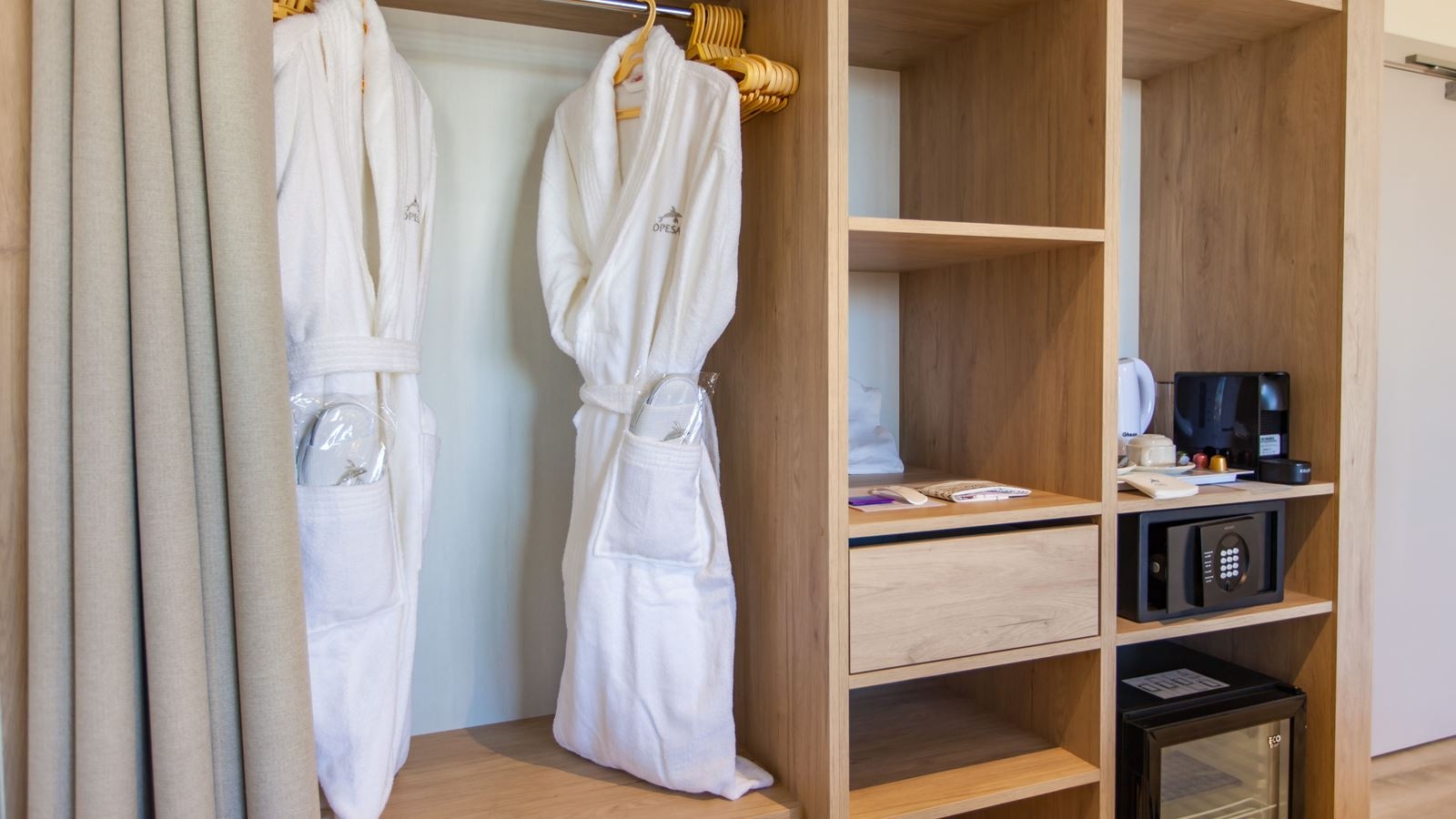 rooms-dde-deluxe-room-balcony-adults-only