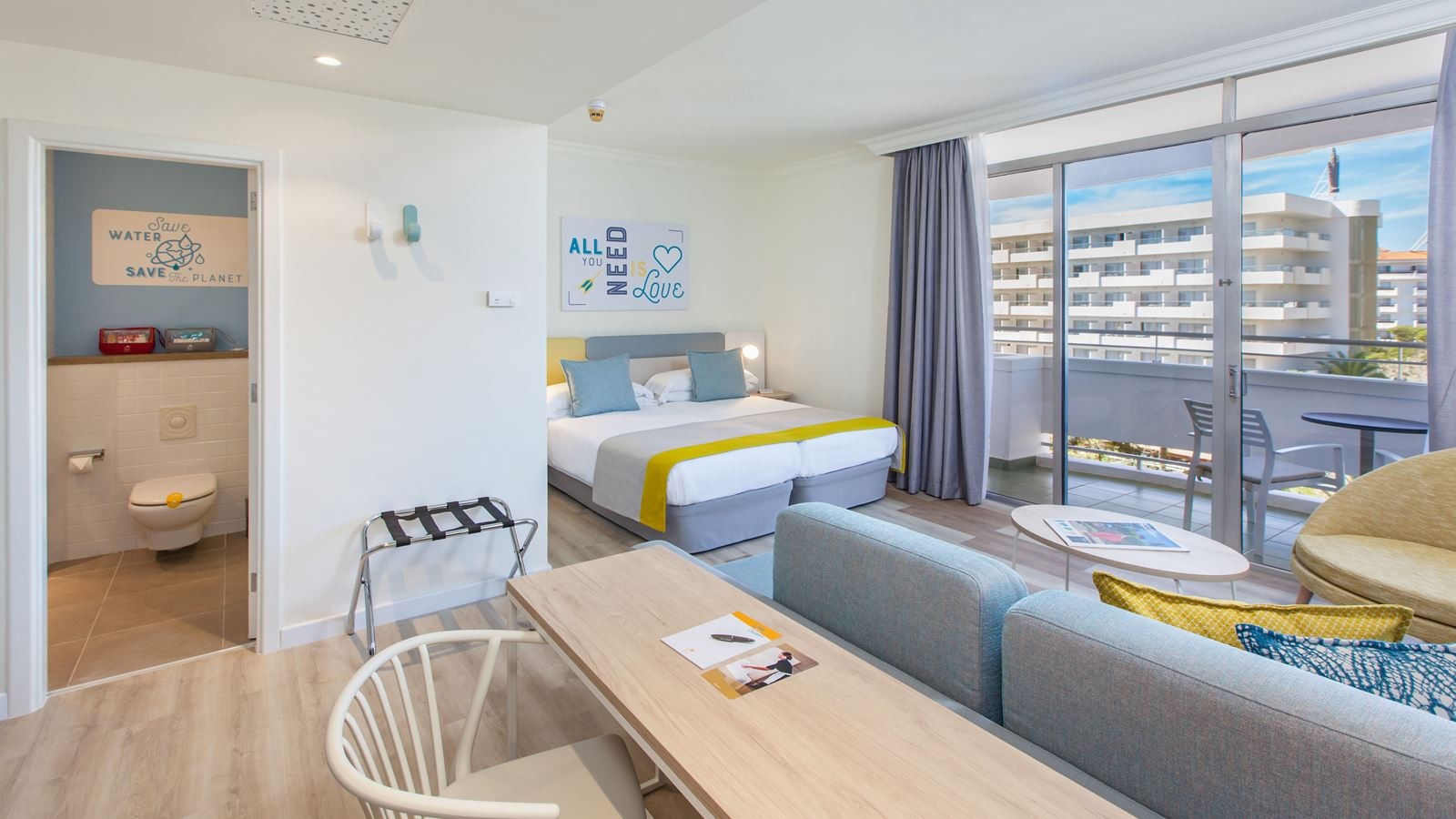 rooms-dde-deluxe-room-balcony-adults-only