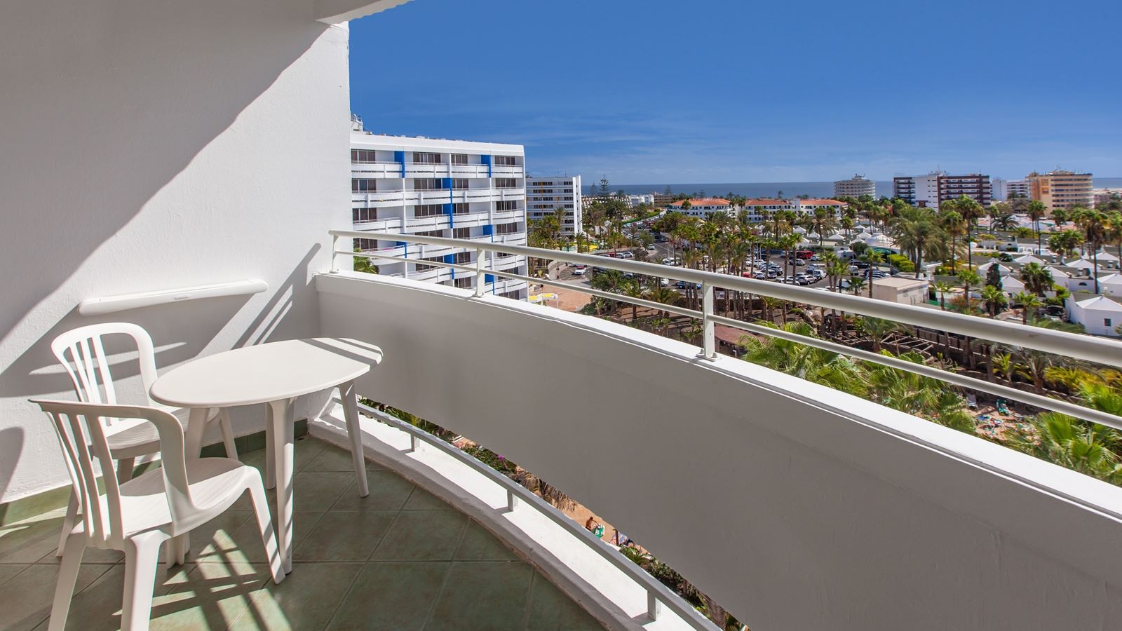 rooms-dstv-double-standard-garden-or-pool-view-balcony