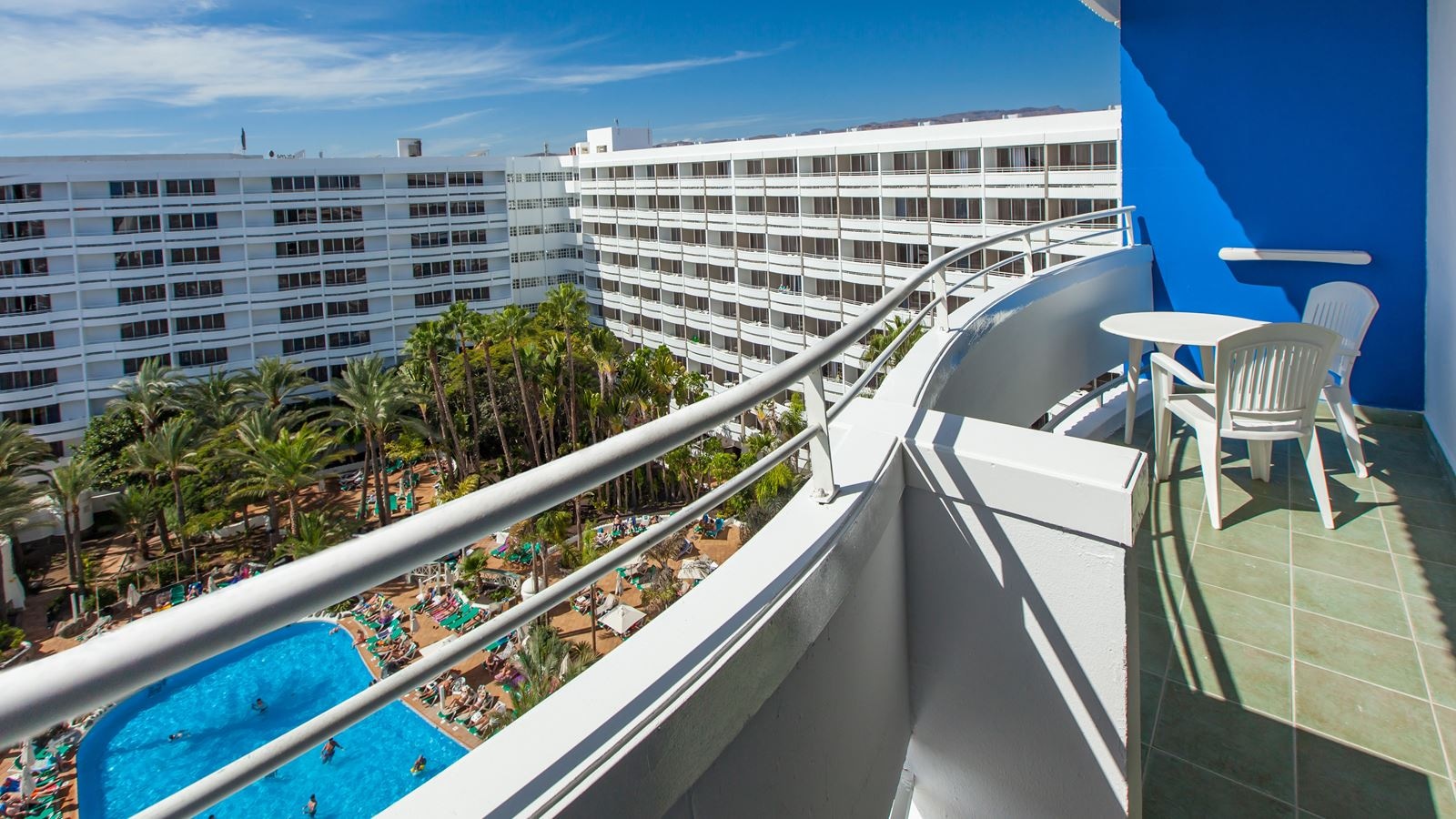 rooms-dstv-double-standard-garden-or-pool-view-balcony