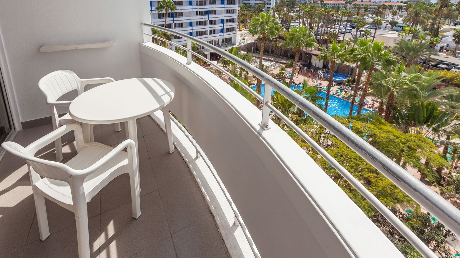 rooms-dstv-double-standard-garden-or-pool-view-balcony