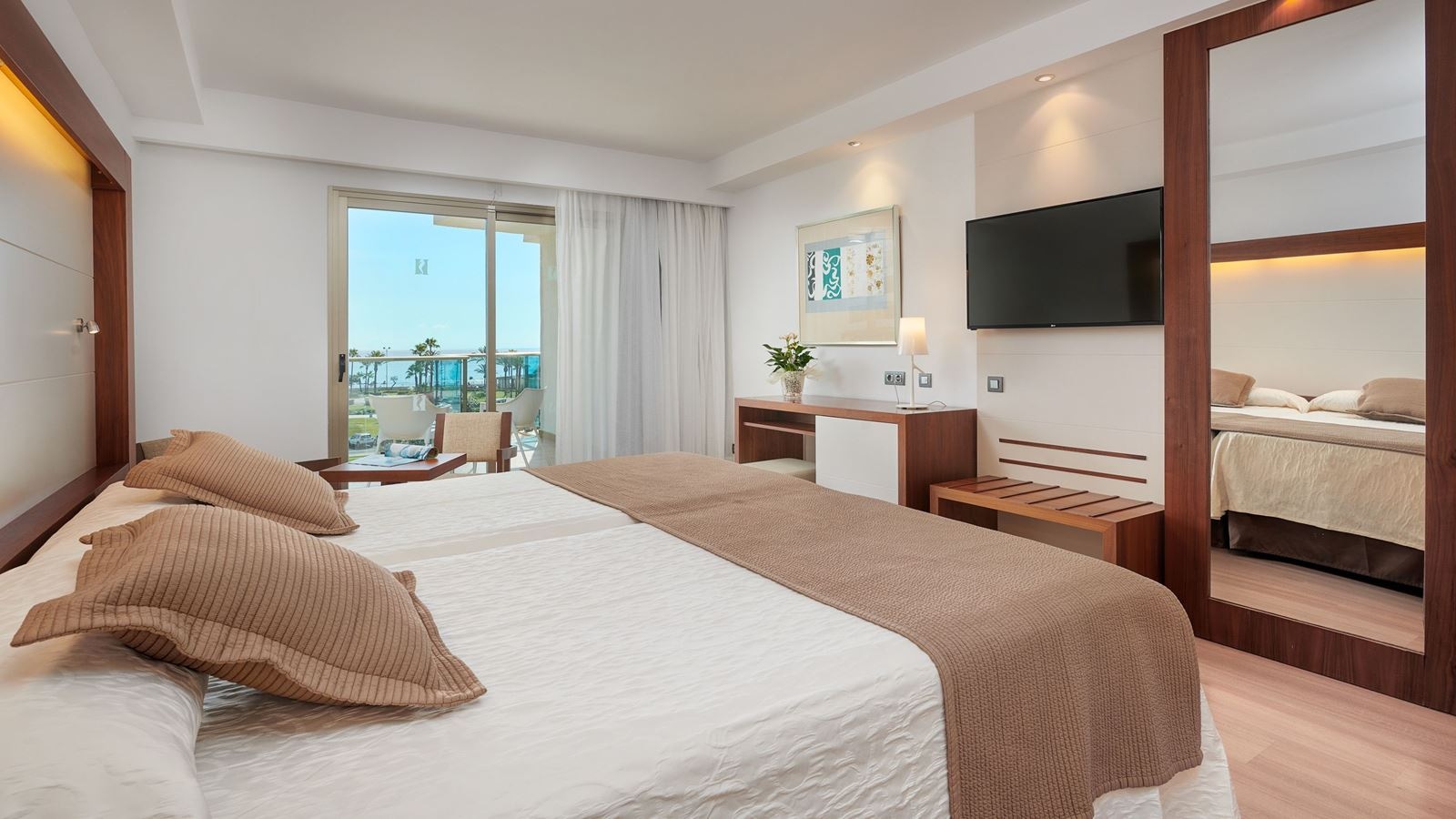 rooms-junior-suite-balcony-or-terrace