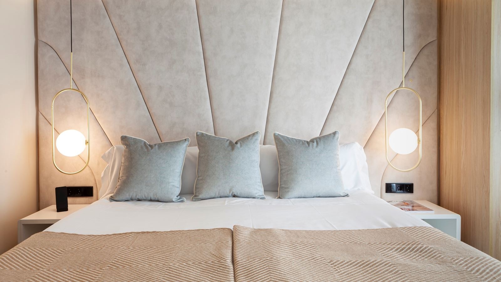 rooms-cozy-room-hot-tub