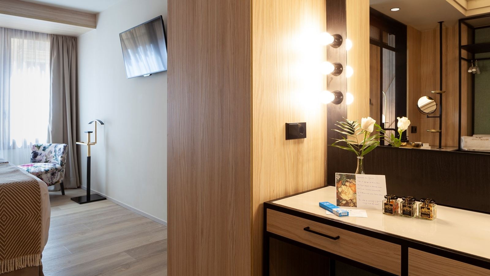 rooms-cozy-room-hot-tub