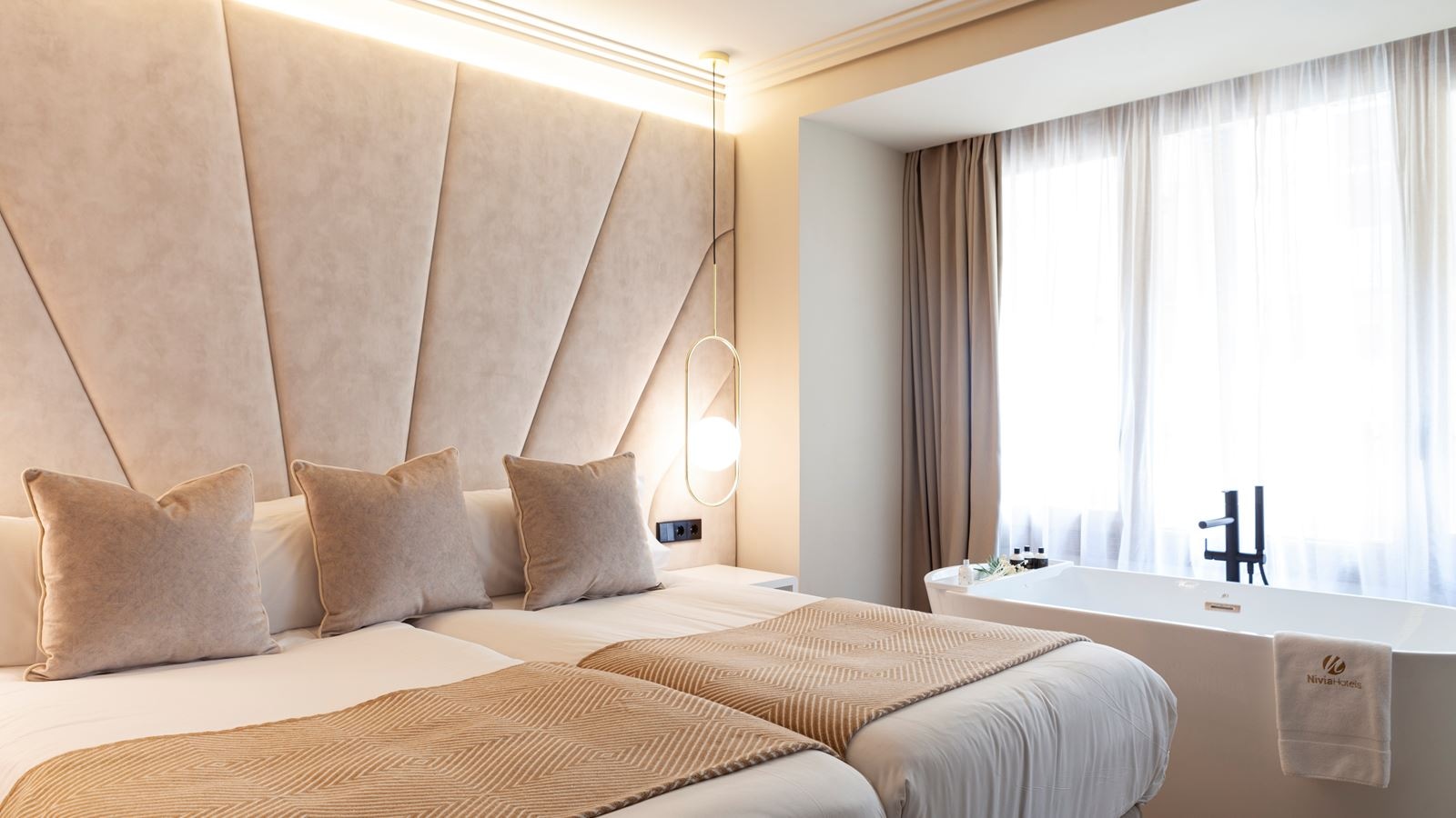 rooms-the-hidden-suite-designer-hot-tub