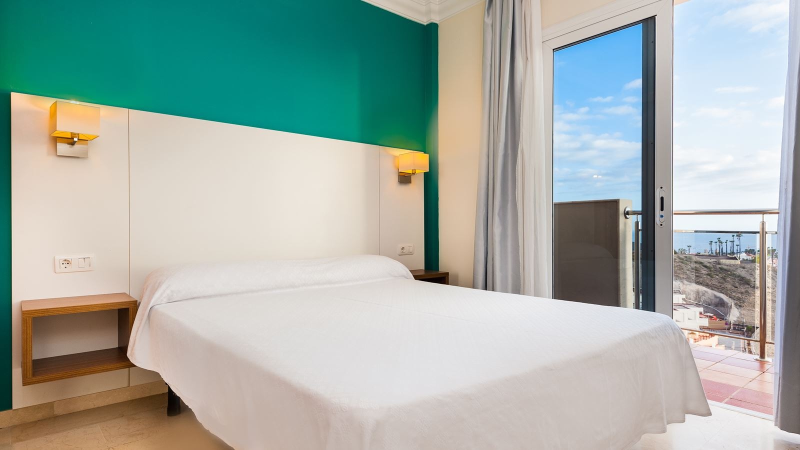 rooms-3-bedroom-standard-apartment-balcony-or-terrace