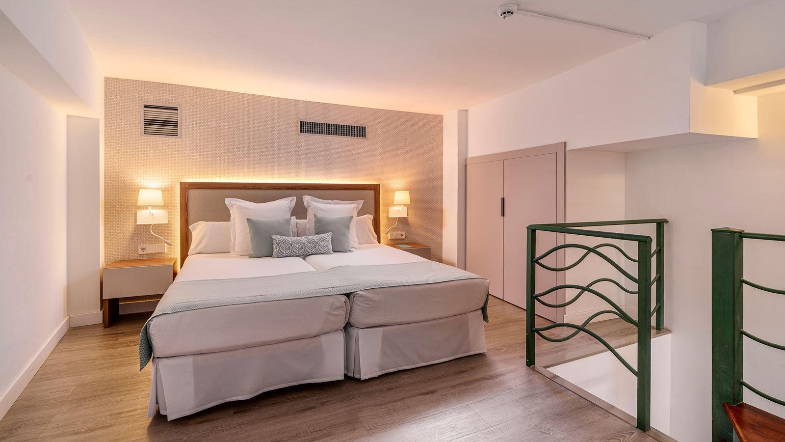 rooms-basic-room-pool-view