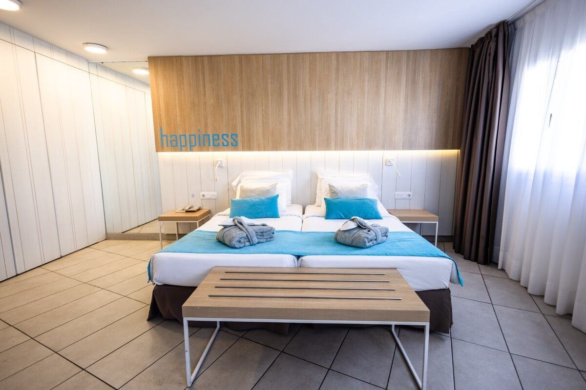 rooms-superior-double-room-with-balcony-limited-sea-view