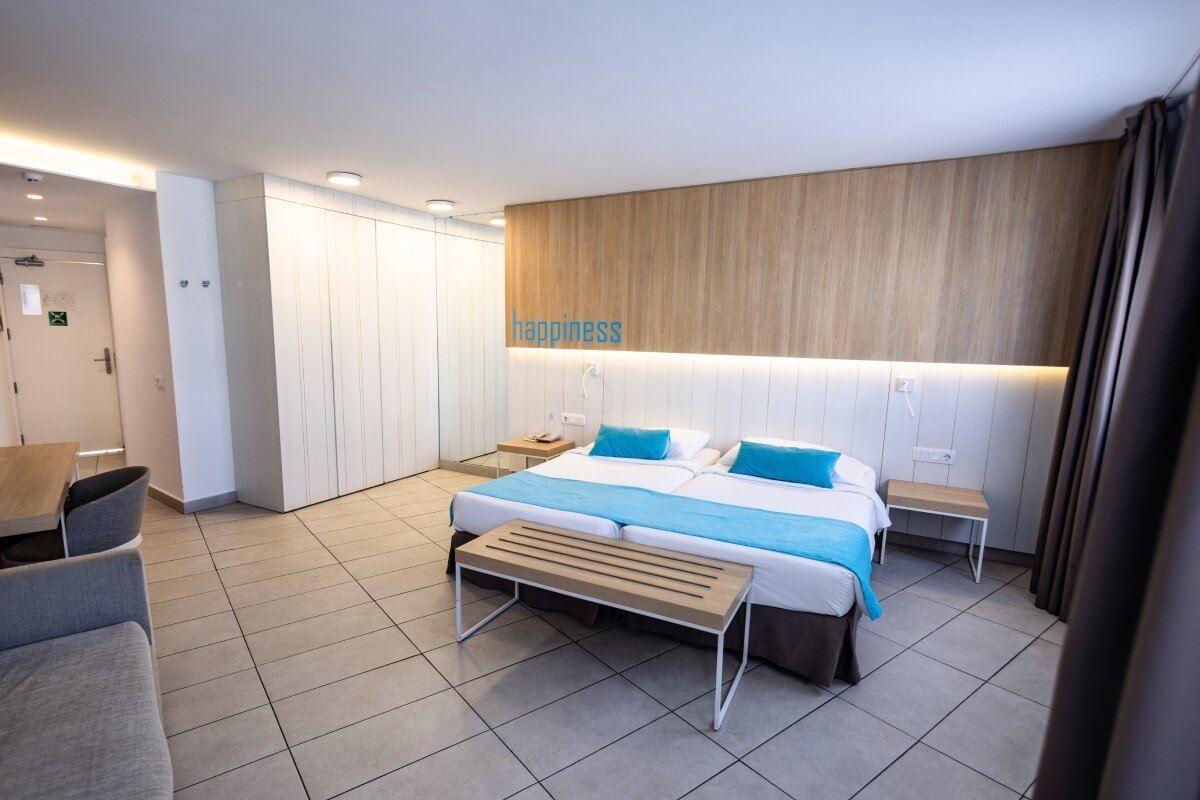 rooms-classic-double-room-with-balcony-pool-view