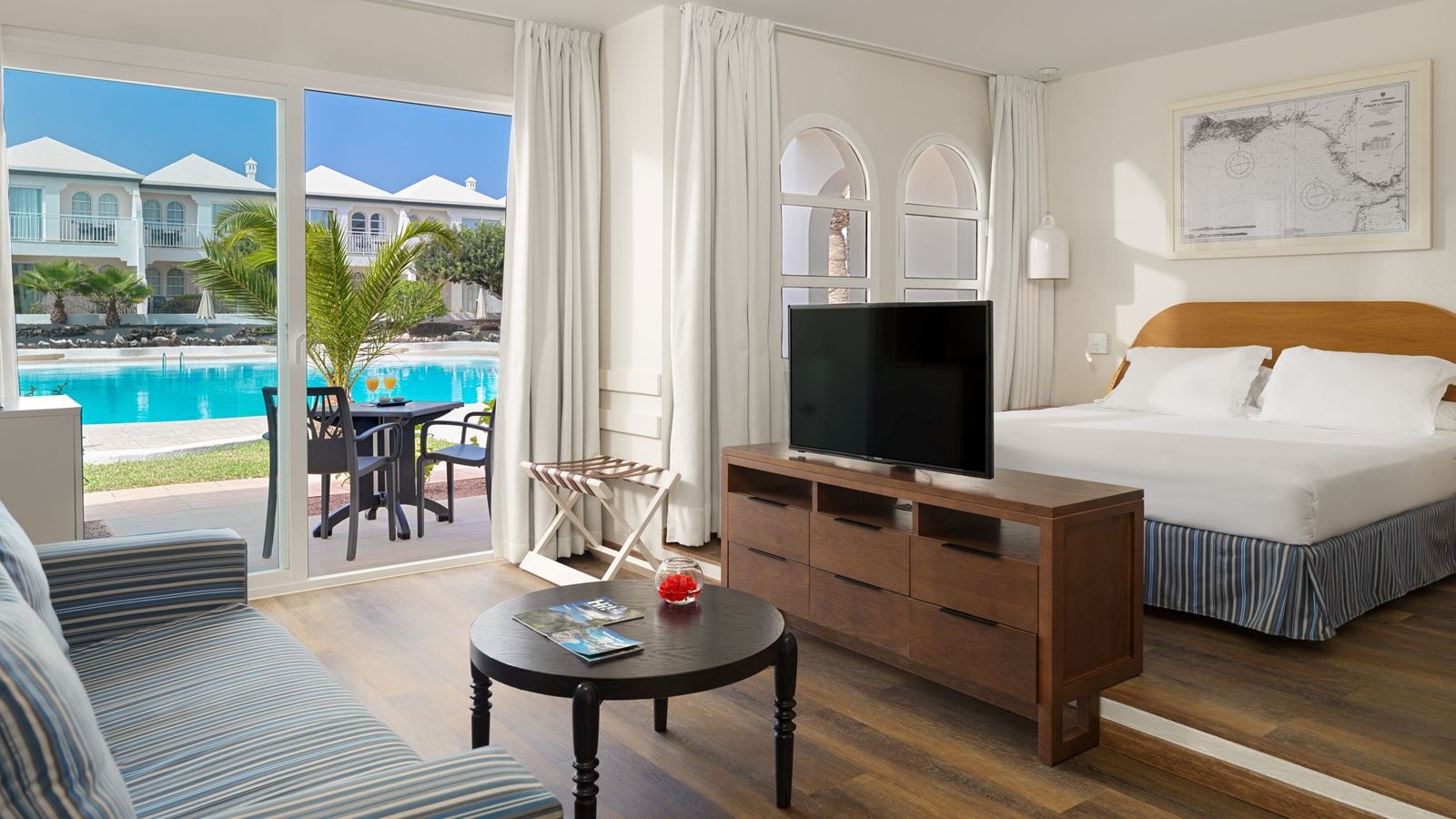 rooms-junior-suite-pool-view-balcony-or-terrace