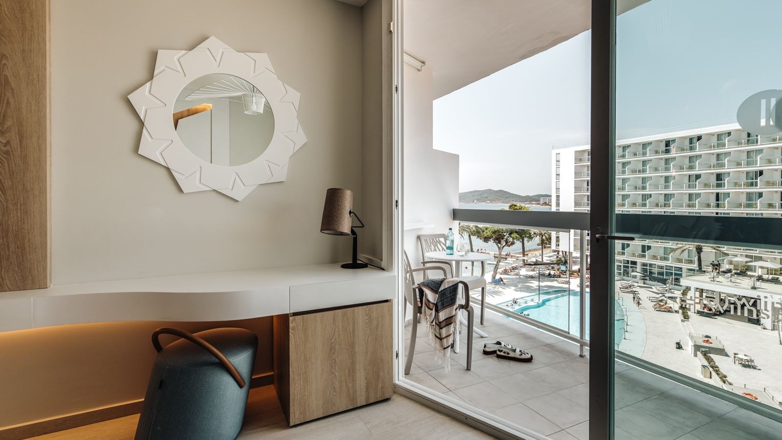 rooms-vl-life-room-side-sea-view-with-balcony