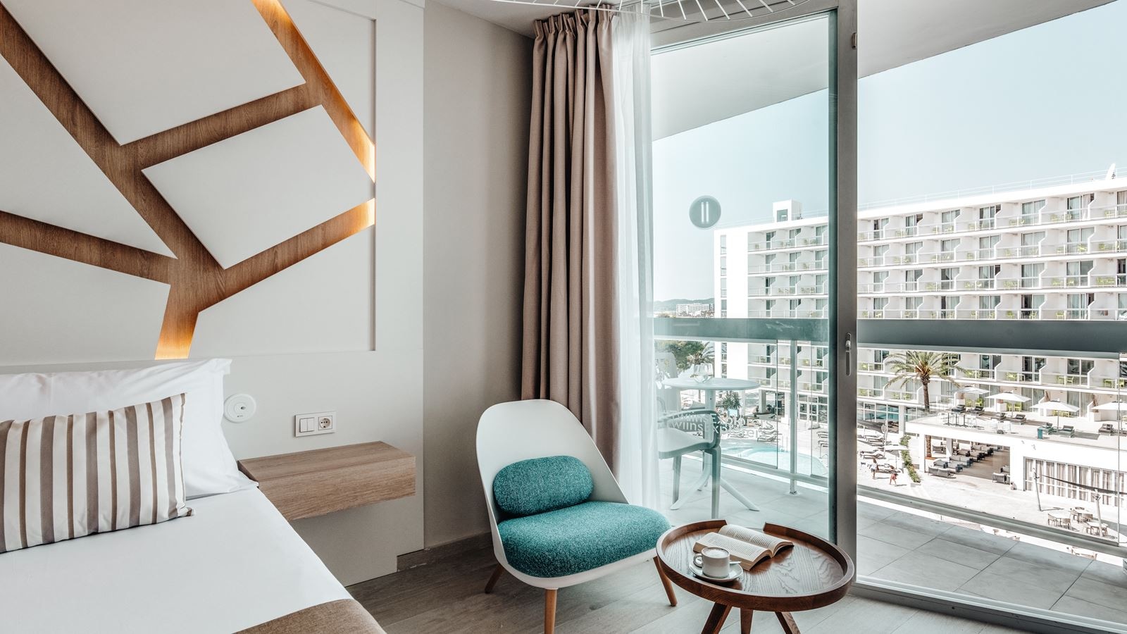 rooms-vl-life-room-side-sea-view-with-balcony