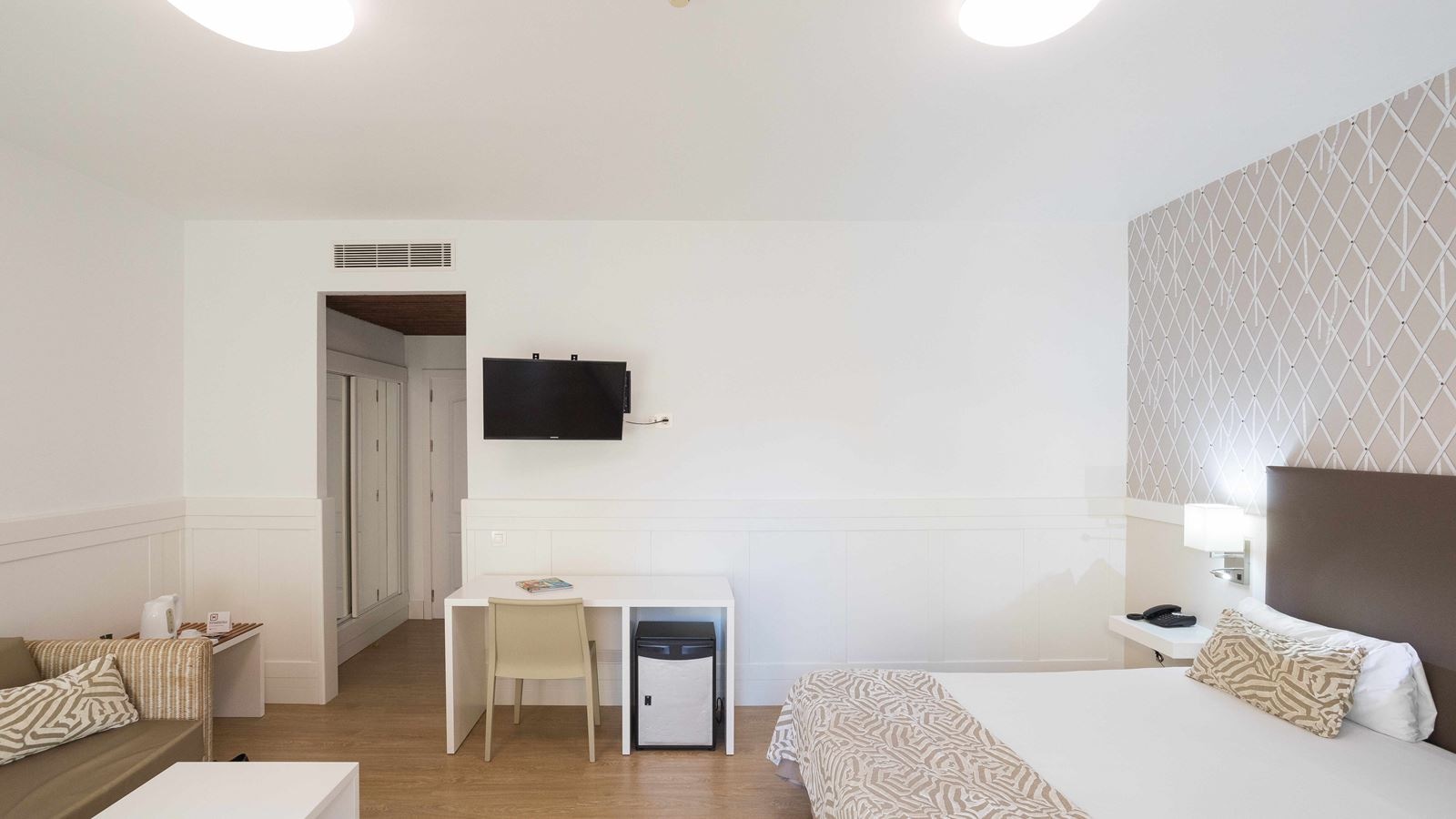 rooms-double-room-balcony-or-terrace