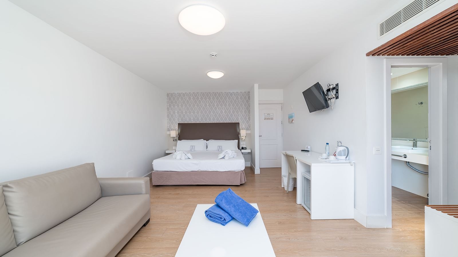 rooms-double-room-balcony-or-terrace