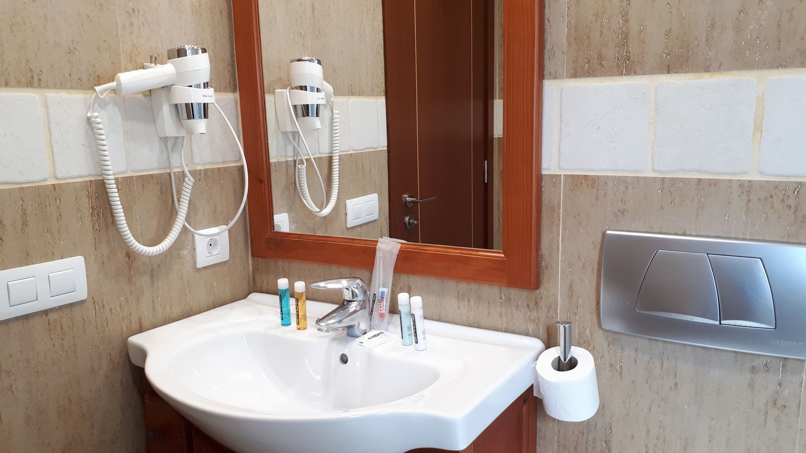 rooms-apartment-seaview-balcony-or-terrace