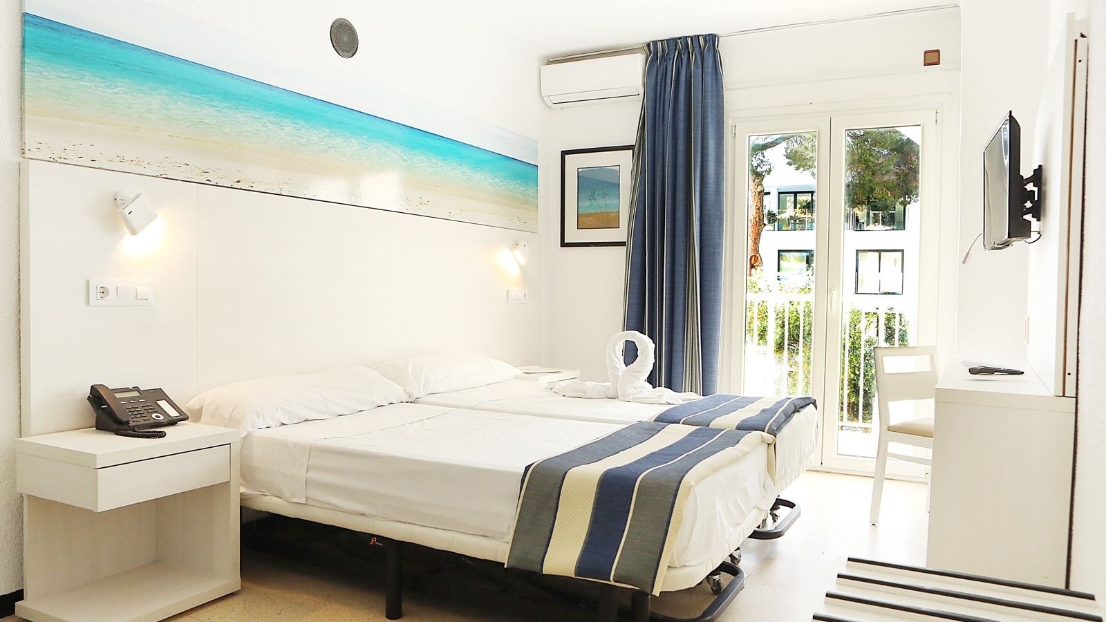 rooms-db--twin-room-balcony-or-terrace