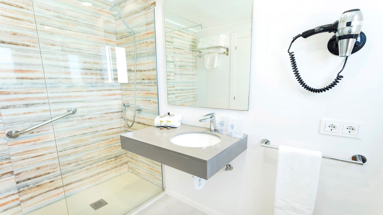 rooms-2-bedroom-suite-balcony-or-terrace