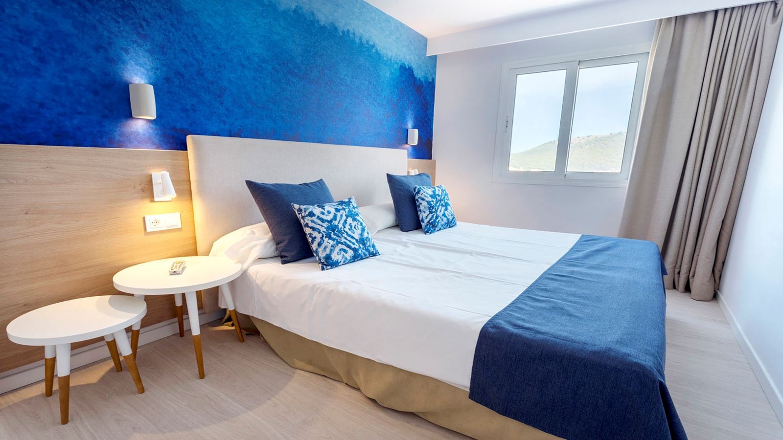 rooms-2-bedroom-suite-balcony-or-terrace