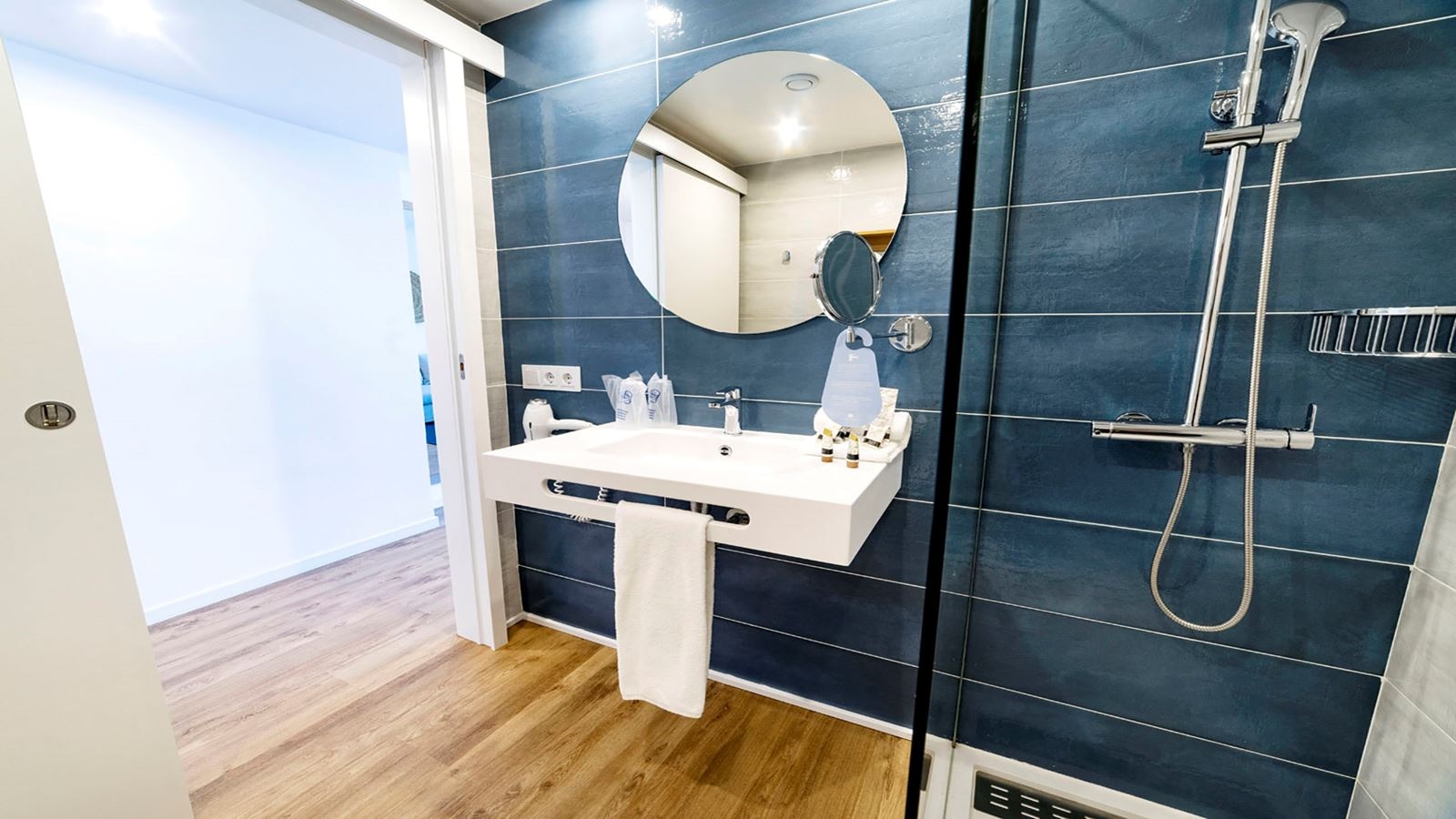 rooms-suite-lateral-sea-view-balcony-or-terrace