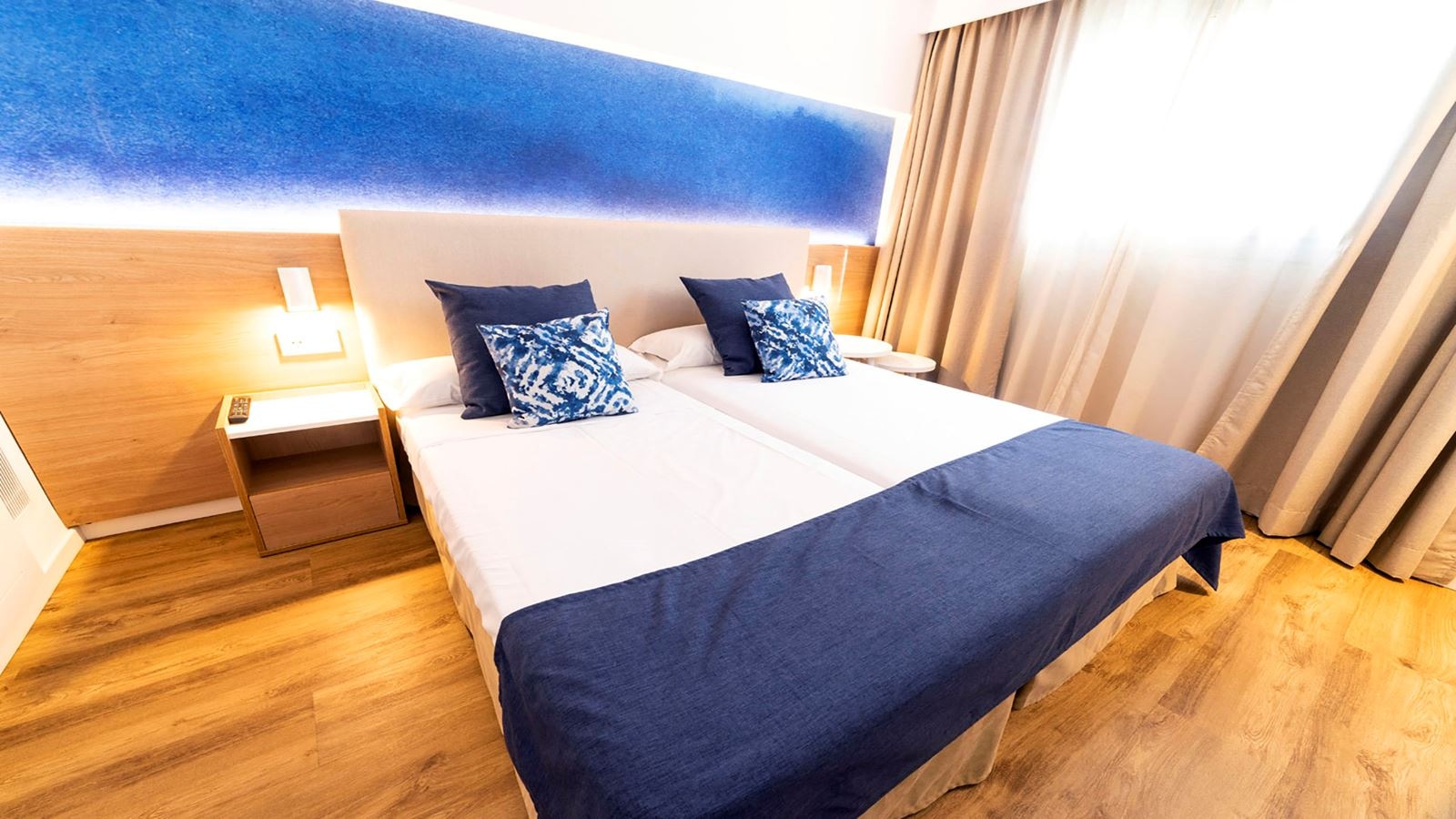 rooms-suite-pool-view-balcony-or-terrace