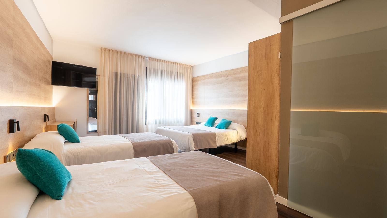 rooms-quadruple-superior-room