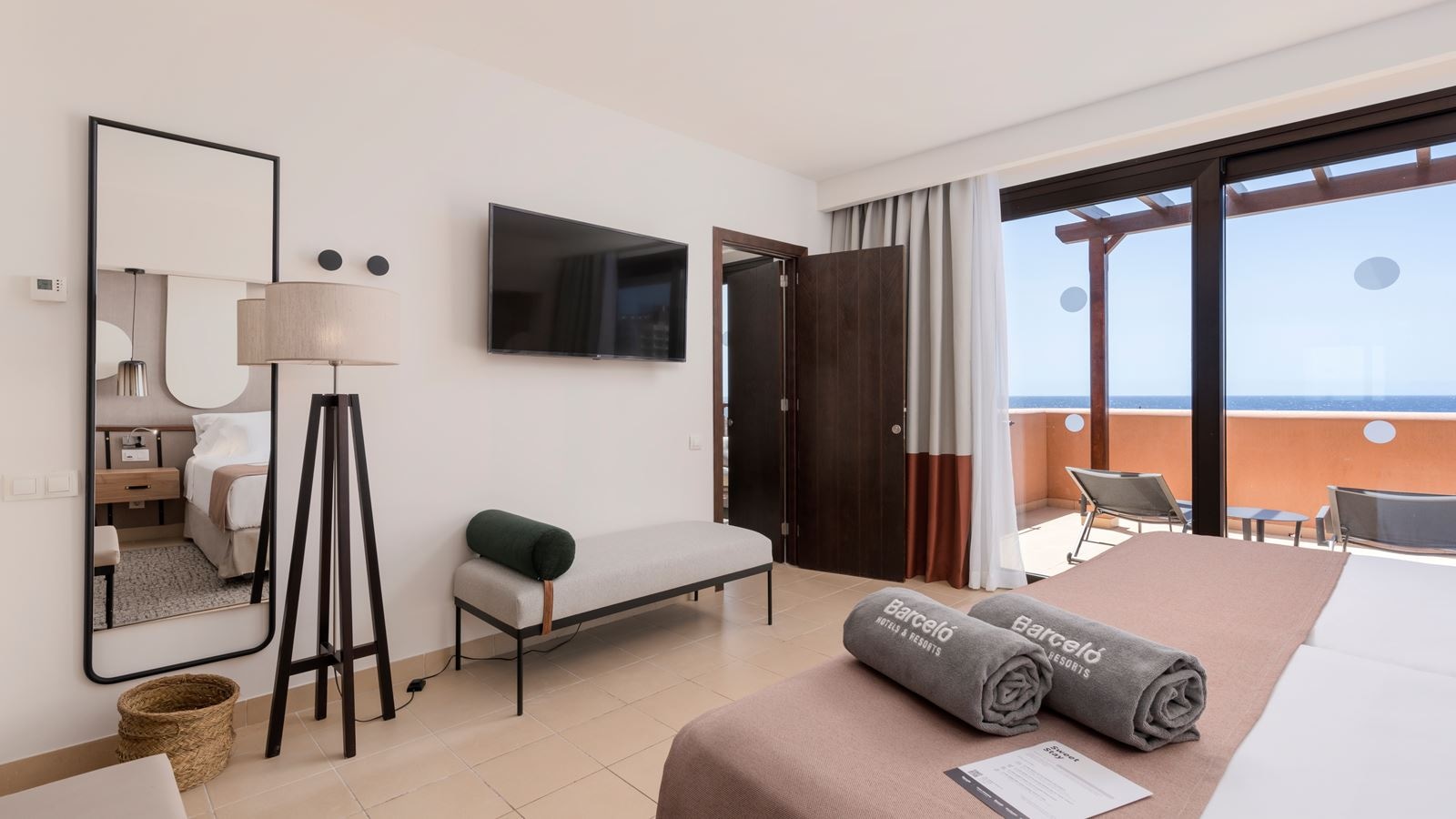 rooms-deluxe-room-ocean-view