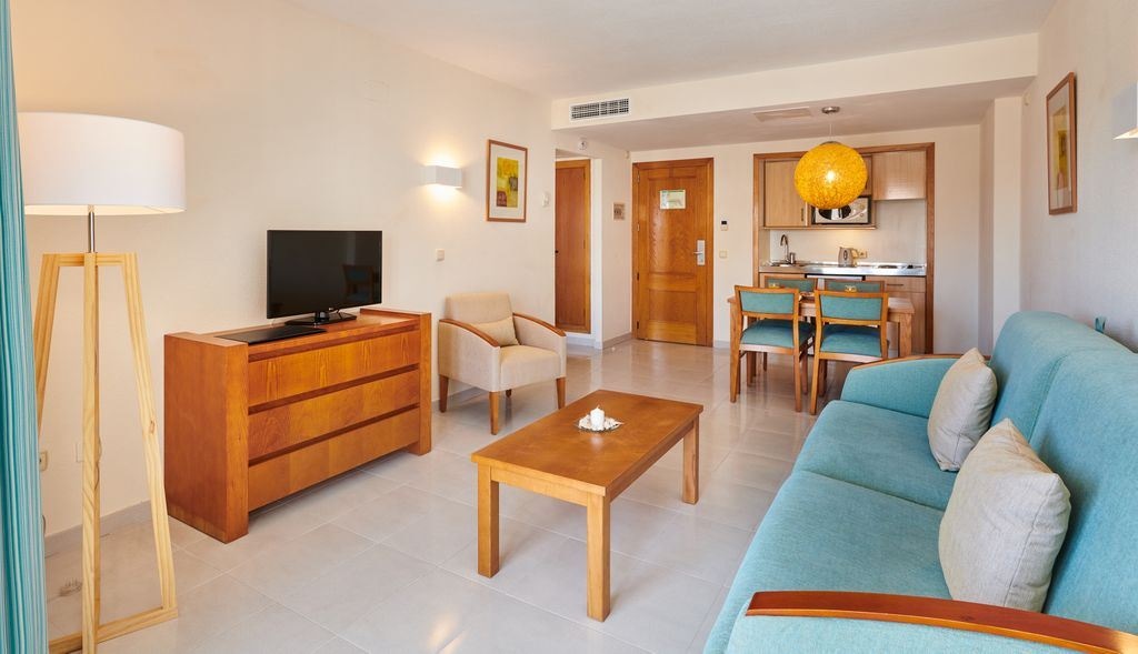 rooms-apartment-1-bedroom-balcony