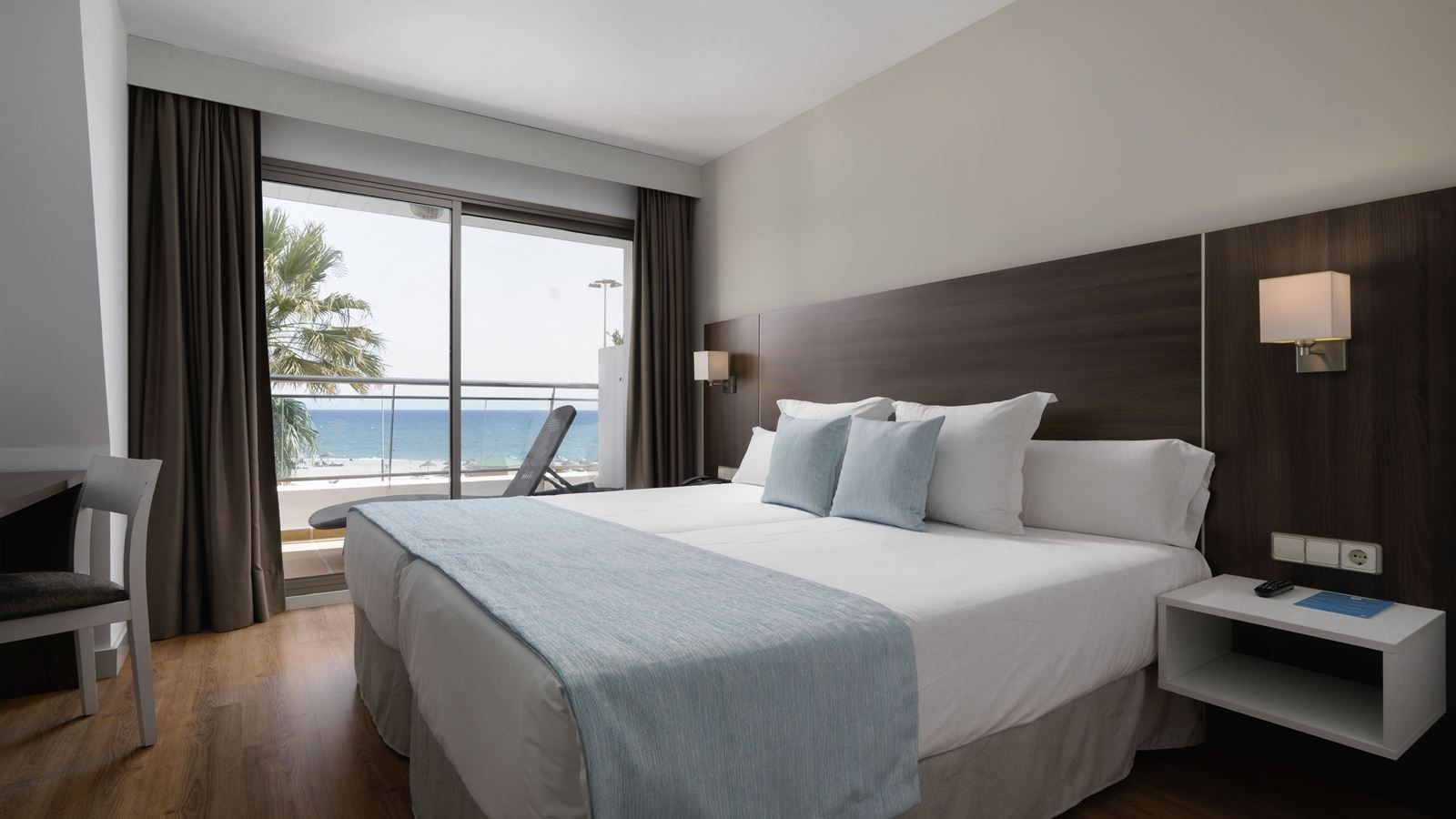 rooms-junior-suite-sea-view-balcony-or-terrace