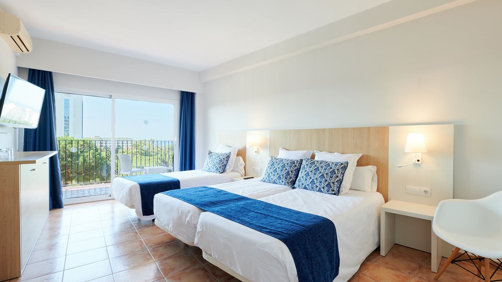 rooms-family-room-balcony-or-terrace