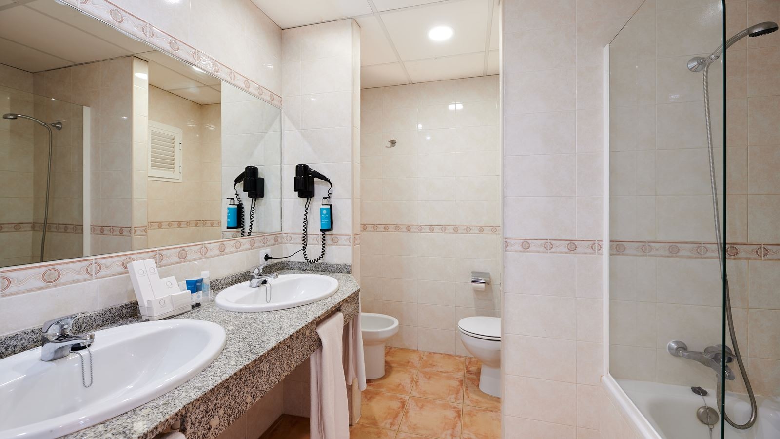 rooms-triple-room-balcony-or-terrace