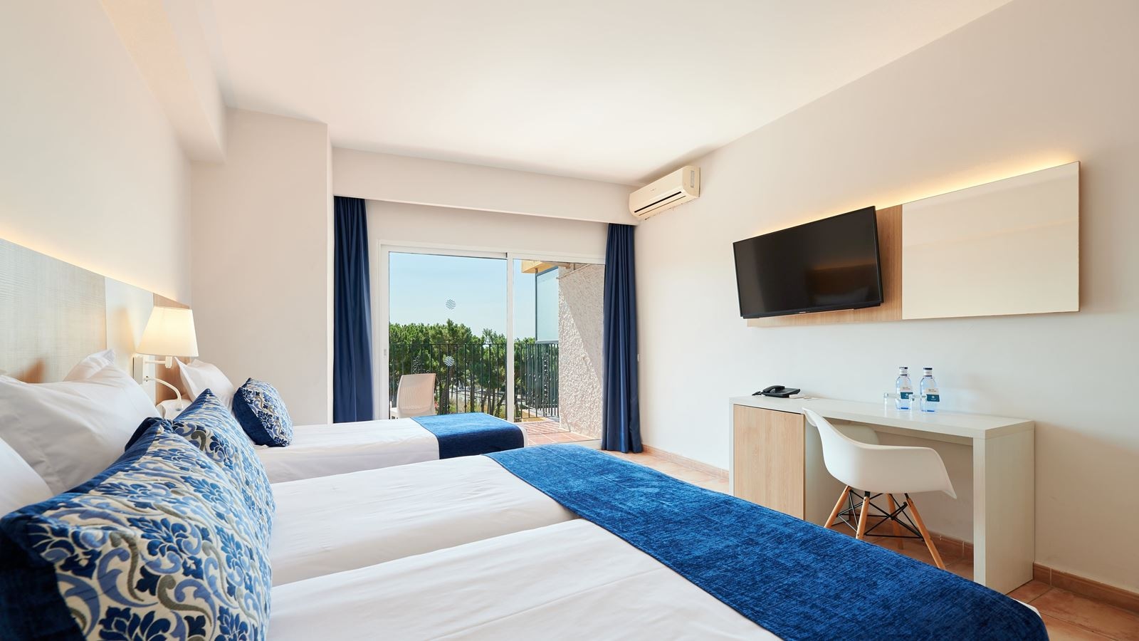 rooms-triple-room-balcony-or-terrace