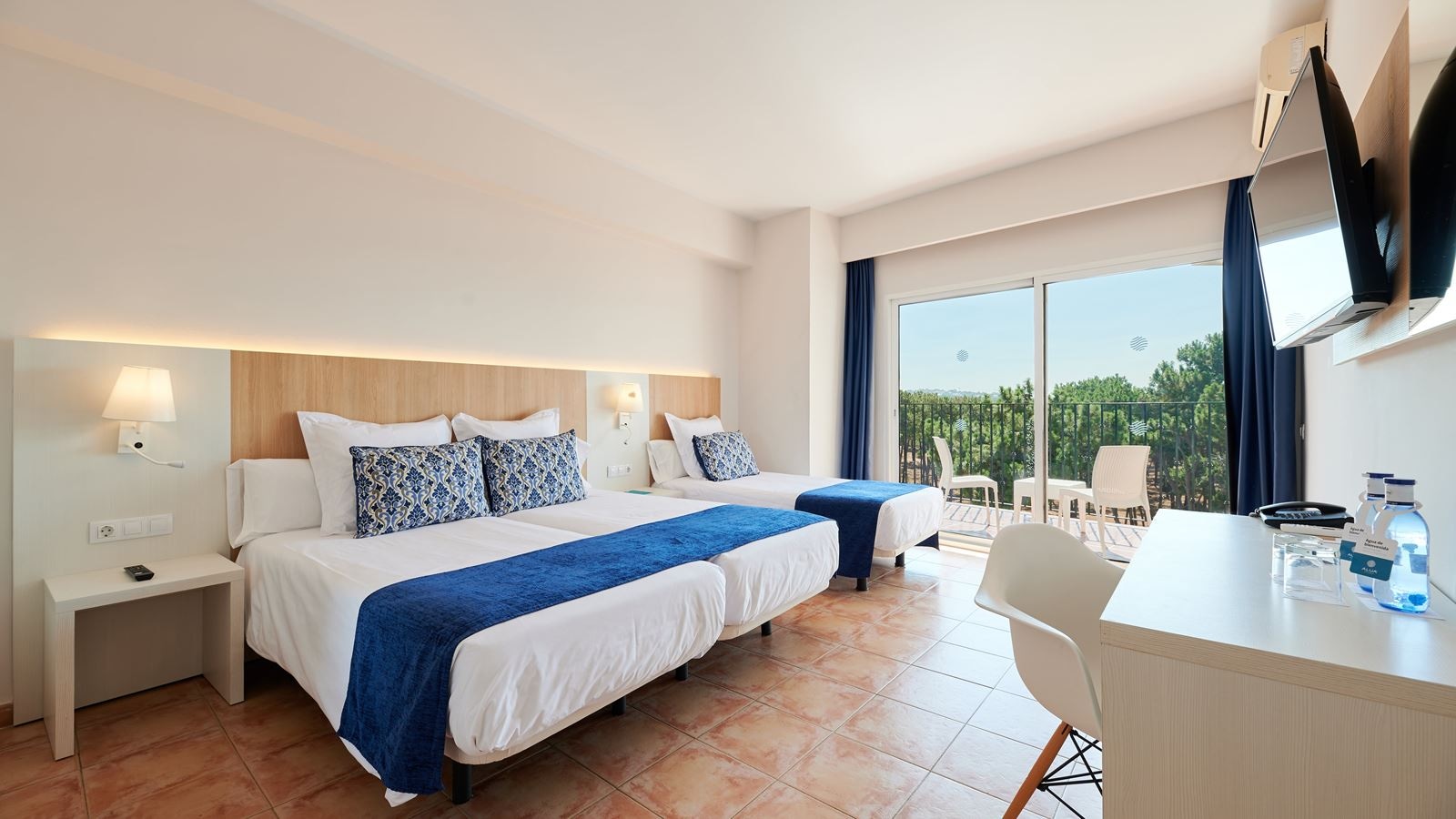 rooms-triple-room-balcony-or-terrace