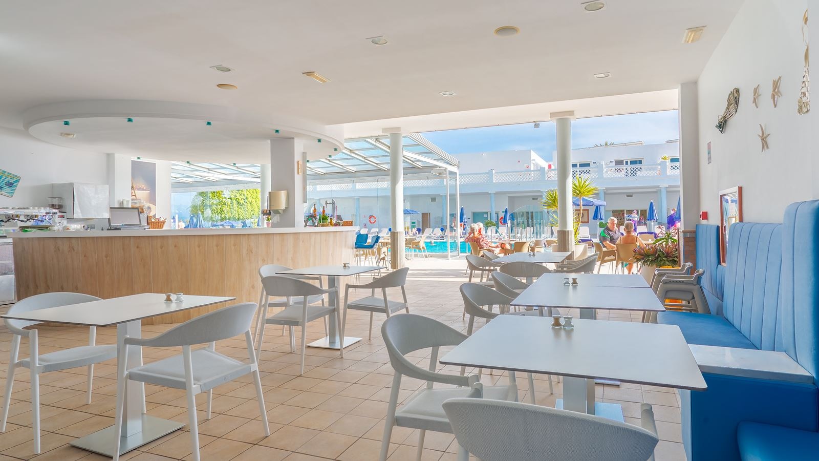 bars-snack-bar-by-the-pool