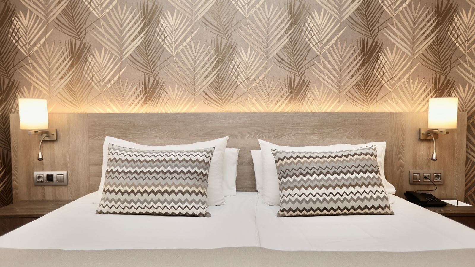 rooms-double-standard-room-pool-view-single-use-with-balcony-or-terrace