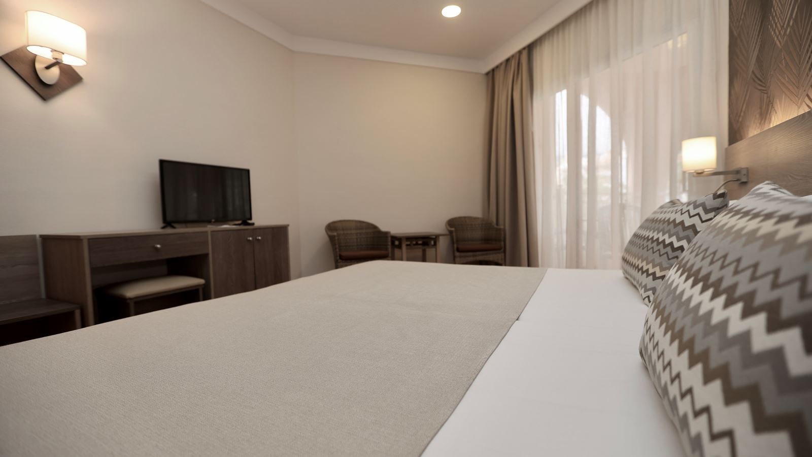 rooms-double-standard-room-pool-view-single-use-with-balcony-or-terrace