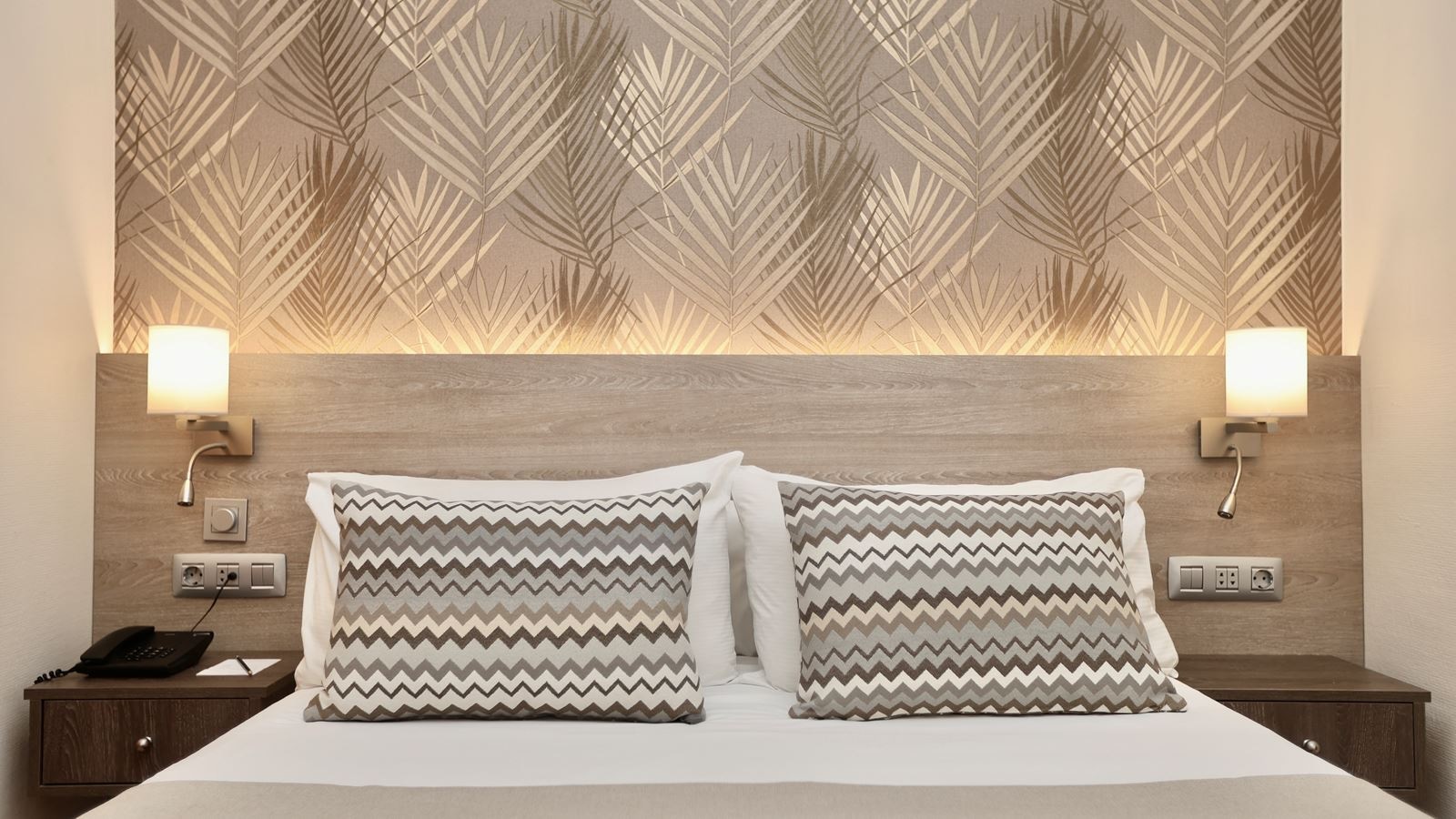 rooms-single-standard-room-pool-view-with-balcony-or-terrace