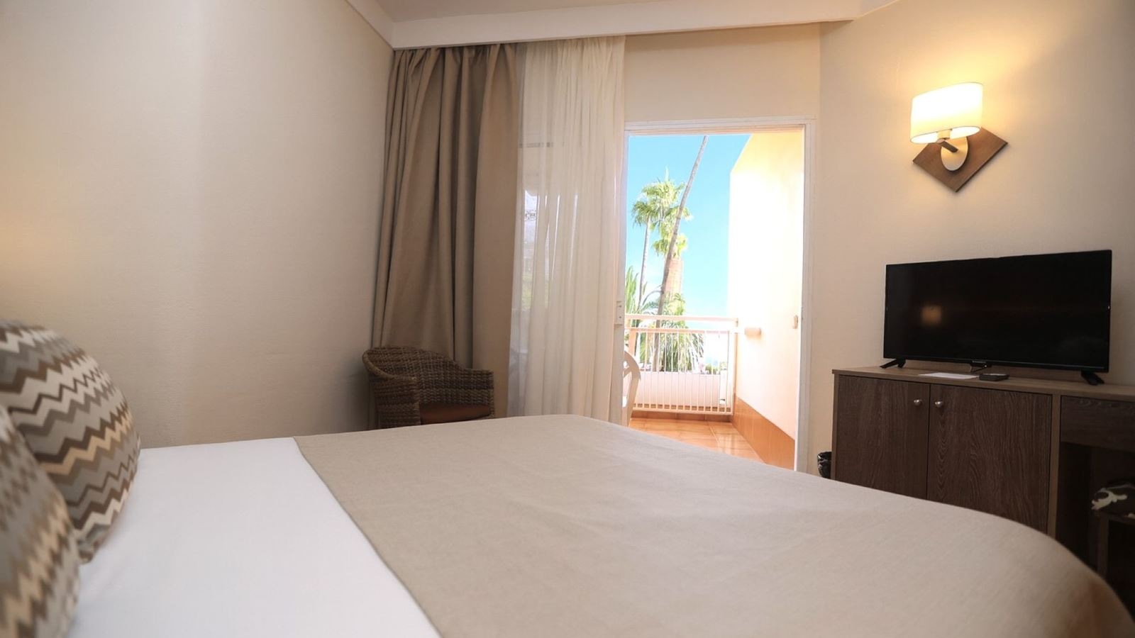 rooms-single-standard-room-pool-view-with-balcony-or-terrace