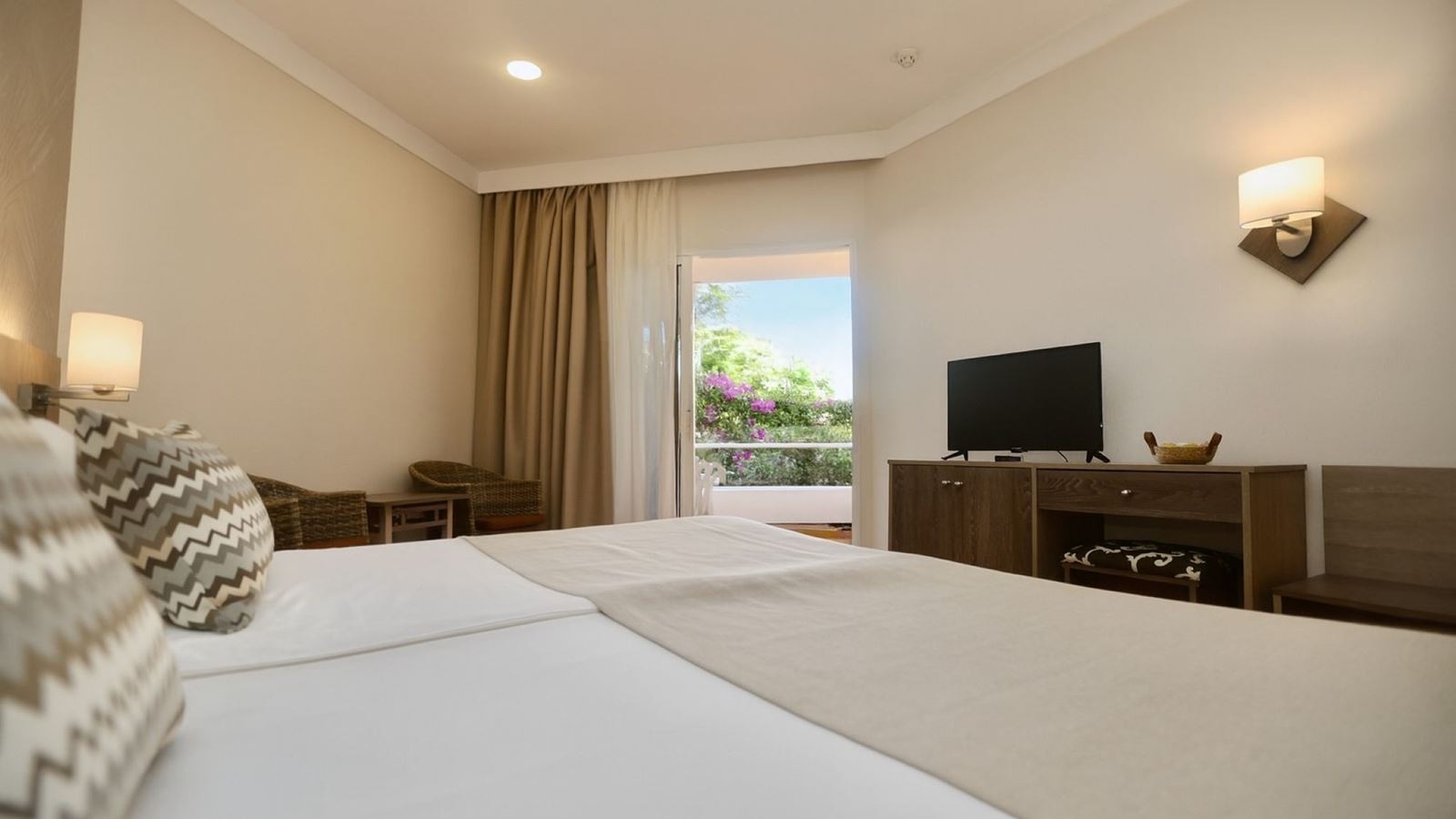 rooms-double-standard-room-with-balcony-or-terrace