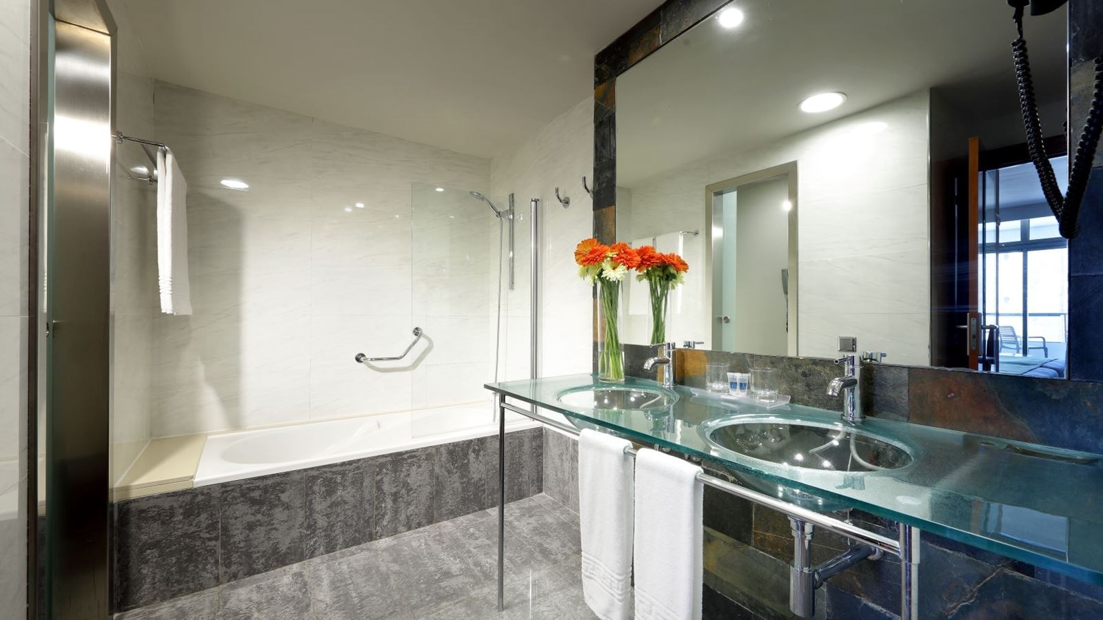 rooms-junior-suite-with-balcony