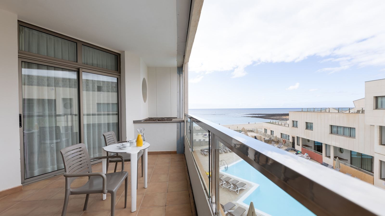 rooms-junior-suite-lateral-sea-view-with-balcony-junior-suite-sea-view