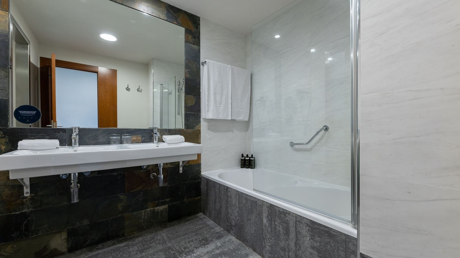 rooms-junior-suite-lateral-sea-view-with-balcony-junior-suite-sea-view