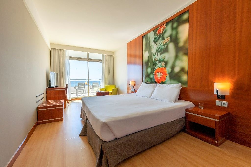 rooms-junior-suite-premium-sea-view-with-balcony