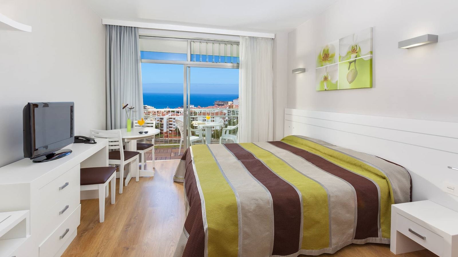 rooms-apartment-separate-bedroom-and-studio-comunicating-balcony-or-terrace