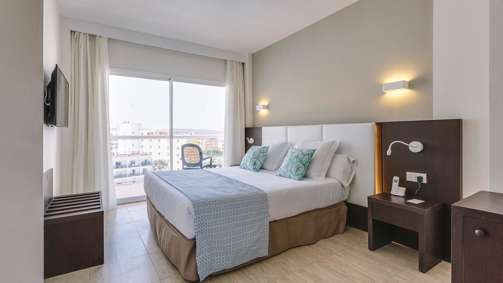 rooms-double-family-room-with-balcony-or-terrace