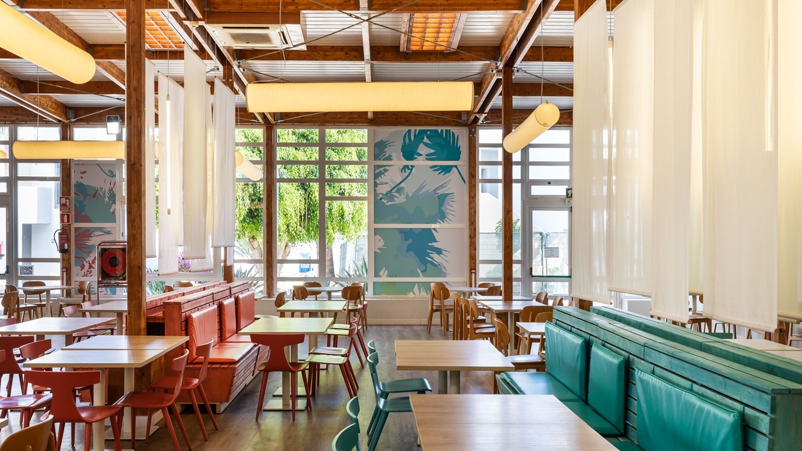 restaurants-poolside-bar