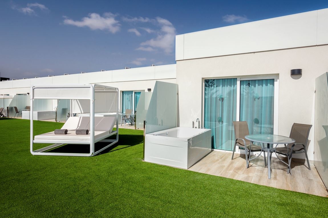 rooms-deluxe-room-jacuzzi-balcony-or-terrace