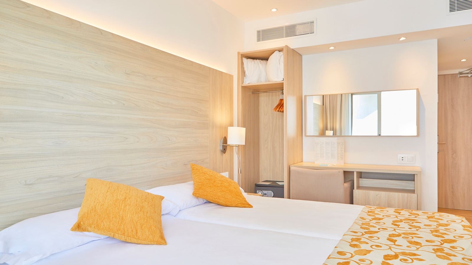 rooms-standard-room--side-sea-view